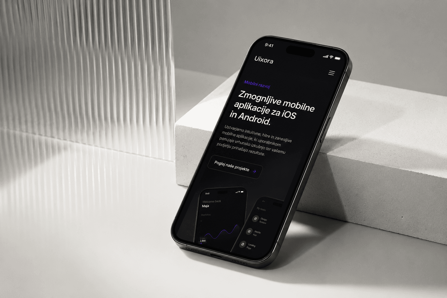 Zaslon mobilne aplikacije, ki jo je razvil UIXORA Studio, prikazan na pametnem telefonu